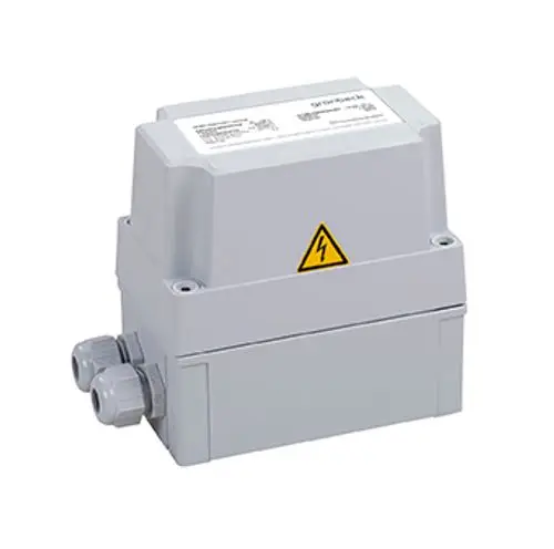 Weißes elektrisches Gehäuse mit zwei Anschlüssen, gekennzeichnet mit einem Schild für elektrische Sicherheit, von der Marke Grünbeck.